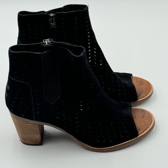 TOMS Majorca Black Suede Perforated Leaf Peep Toe Block Heel Booties Size 7.5 - Picture 3 of 14